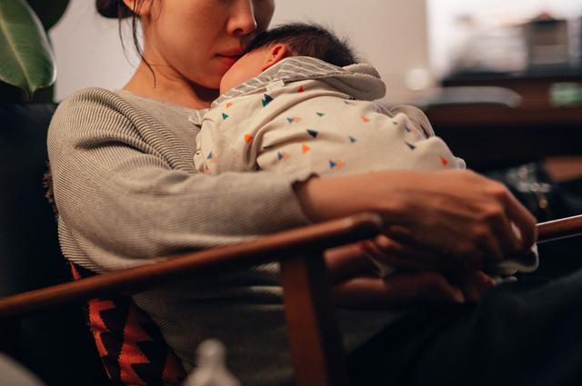 “Mẹ không kiếm ra tiền à?”: Câu hỏi của con khiến người mẹ ở nhà hai năm cứng họng - Ảnh 4.