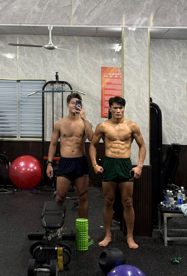 B&ugrave;i Tiến Dũng g&acirc;y sốt với body 8 m&uacute;i &ldquo; sầu ri&ecirc;ng &rdquo; v&agrave; danh hiệu đội trưởng ph&ograve;ng gym - Ảnh 1.