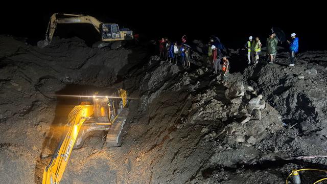 Cuộc cứu hộ Nepal: Chạy đua t&igrave;m kiếm 42 người mất t&iacute;ch dưới l&ograve;ng n&uacute;i - Ảnh 1.