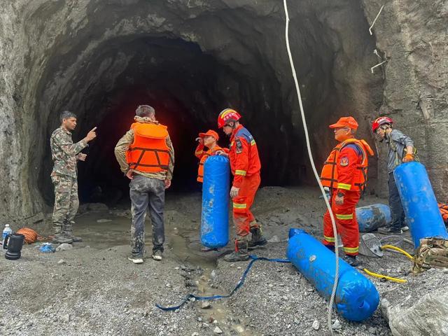 Cuộc cứu hộ Nepal: Chạy đua t&igrave;m kiếm 42 người mất t&iacute;ch dưới l&ograve;ng n&uacute;i - Ảnh 5.