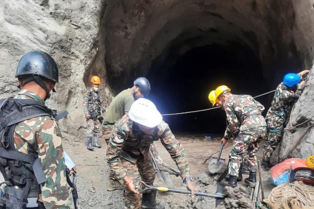 Cuộc cứu hộ Nepal: Chạy đua t&igrave;m kiếm 42 người mất t&iacute;ch dưới l&ograve;ng n&uacute;i - Ảnh 2.