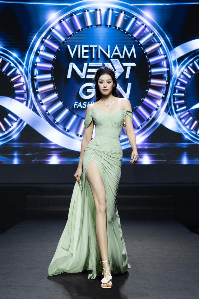 Vợ chồng Hoa hậu Khánh Vân tình tứ đổ bộ VNGF Era 2, em gái thủ môn Đặng Văn Lâm bất ngờ nhận 
