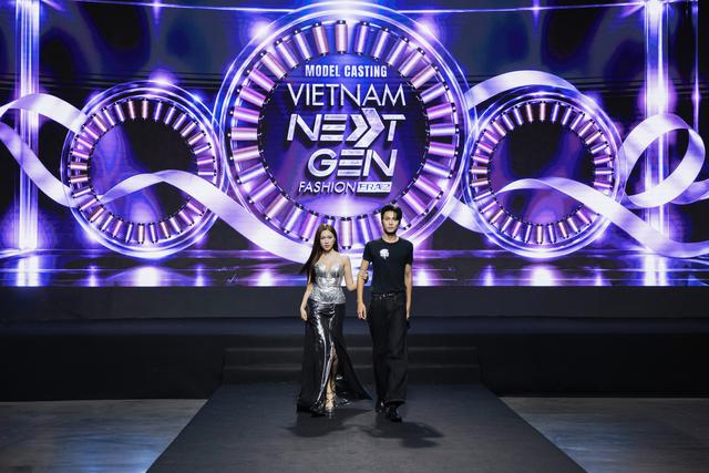 Vợ chồng Hoa hậu Khánh Vân tình tứ đổ bộ VNGF Era 2, em gái thủ môn Đặng Văn Lâm bất ngờ nhận 