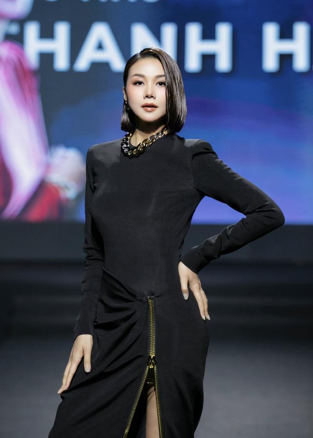 Vợ chồng Hoa hậu Khánh Vân tình tứ đổ bộ VNGF Era 2, em gái thủ môn Đặng Văn Lâm bất ngờ nhận 