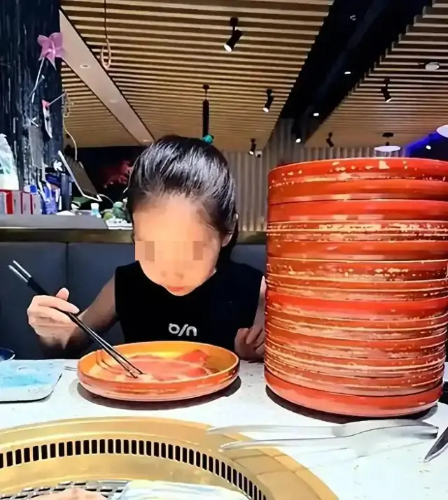 Bé gái ăn sống “thịt bò Wagyu cao cấp”, phụ huynh bị chỉ trích: Có tiền nhưng thiếu hiểu biết! - Ảnh 1.