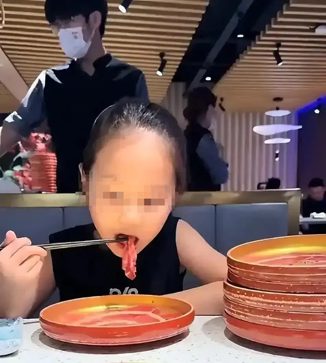 Bé gái ăn sống “thịt bò Wagyu cao cấp”, phụ huynh bị chỉ trích: Có tiền nhưng thiếu hiểu biết! - Ảnh 3.