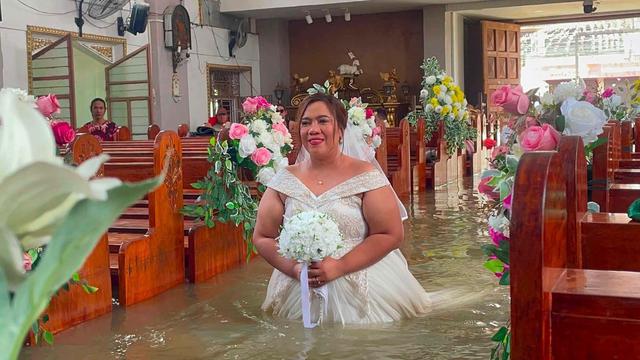 Đ&aacute;m cưới giữa lũ: C&ocirc; d&acirc;u Lhiane Galang lội nước tiến v&agrave;o lễ đường tại Bulacan - Ảnh 1.