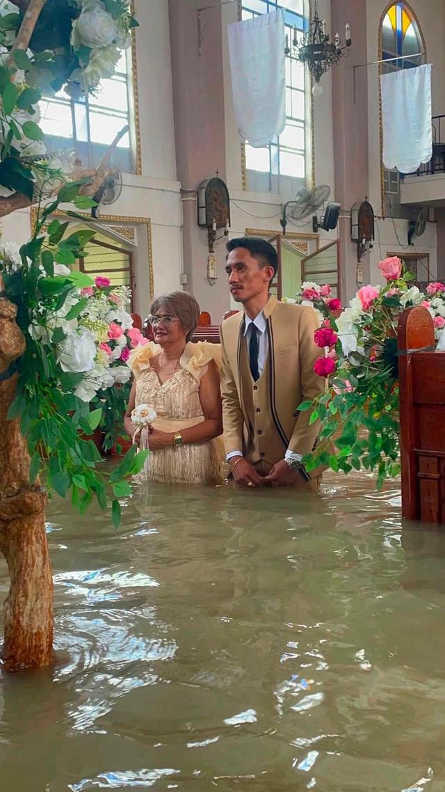 Đ&aacute;m cưới giữa lũ: C&ocirc; d&acirc;u Lhiane Galang lội nước tiến v&agrave;o lễ đường tại Bulacan - Ảnh 4.