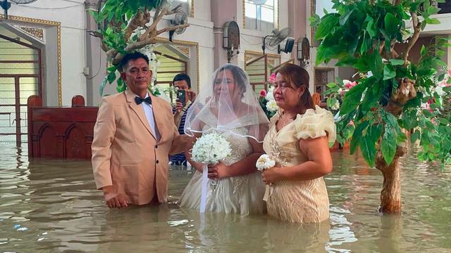 Đ&aacute;m cưới giữa lũ: C&ocirc; d&acirc;u Lhiane Galang lội nước tiến v&agrave;o lễ đường tại Bulacan - Ảnh 3.