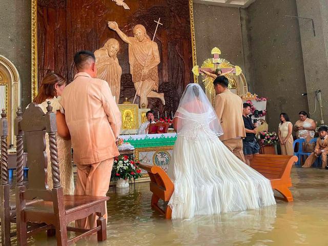 Đ&aacute;m cưới giữa lũ: C&ocirc; d&acirc;u Lhiane Galang lội nước tiến v&agrave;o lễ đường tại Bulacan - Ảnh 2.