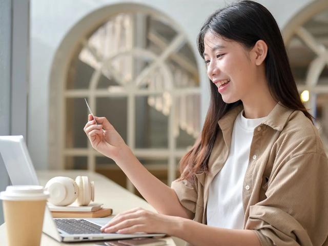 5 yếu tố ít ai để ý vì sao cùng mức lương nhưng người được mở thẻ, người bị từ chối? - Ảnh 2.