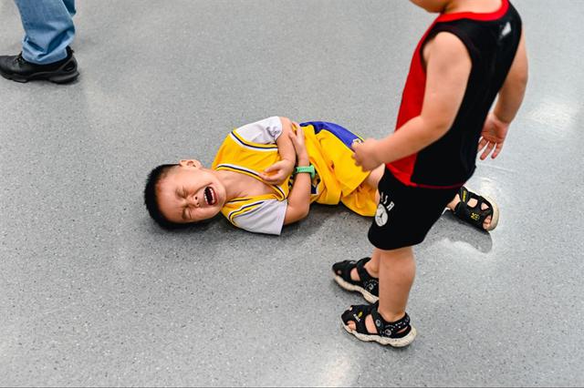Bé nhà bạn có phải 1 đứa trẻ “chạm nhẹ là bùng nổ”? - Ảnh 3.