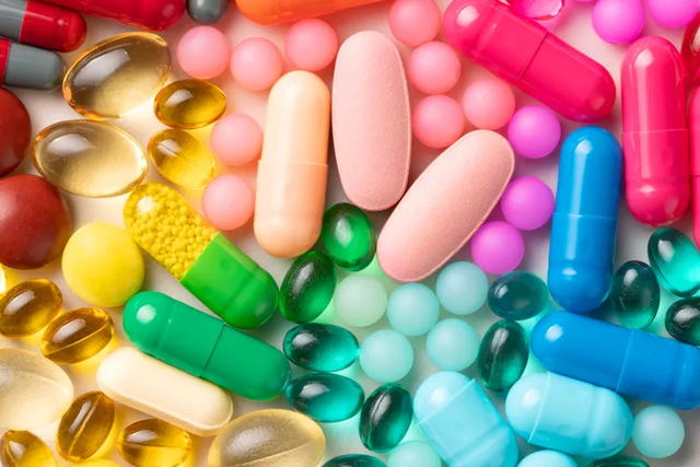 Uống cả nắm viên uống bổ sung mỗi ngày: Bạn đang chăm sóc sức khỏe hay đang