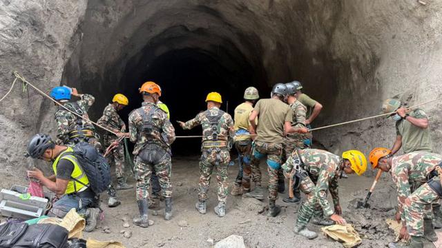 Người cha Nepal quyết tâm tìm con trai mất tích sau trận lũ quét Nepal - Ảnh 3. Người cha Nepal quyết tâm tìm con trai mất tích sau trận lũ quét Nepal - Ảnh 3.