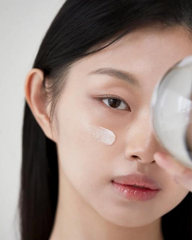 D&ugrave;ng kem mắt m&atilde;i kh&ocirc;ng hiệu quả? C&oacute; thể bạn đang mắc 3 sai lầm phổ biến - Ảnh 2.