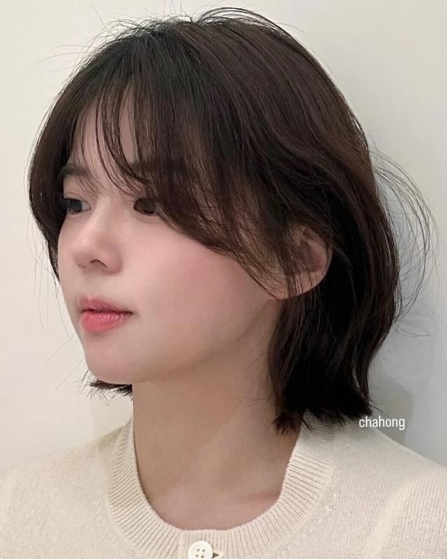 8 kiểu t&oacute;c lửng cho n&agrave;ng 30+: Tỉa tầng nhẹ l&agrave; mặt gọn, t&oacute;c cũng dễ v&agrave;o nếp hơn - Ảnh 2.