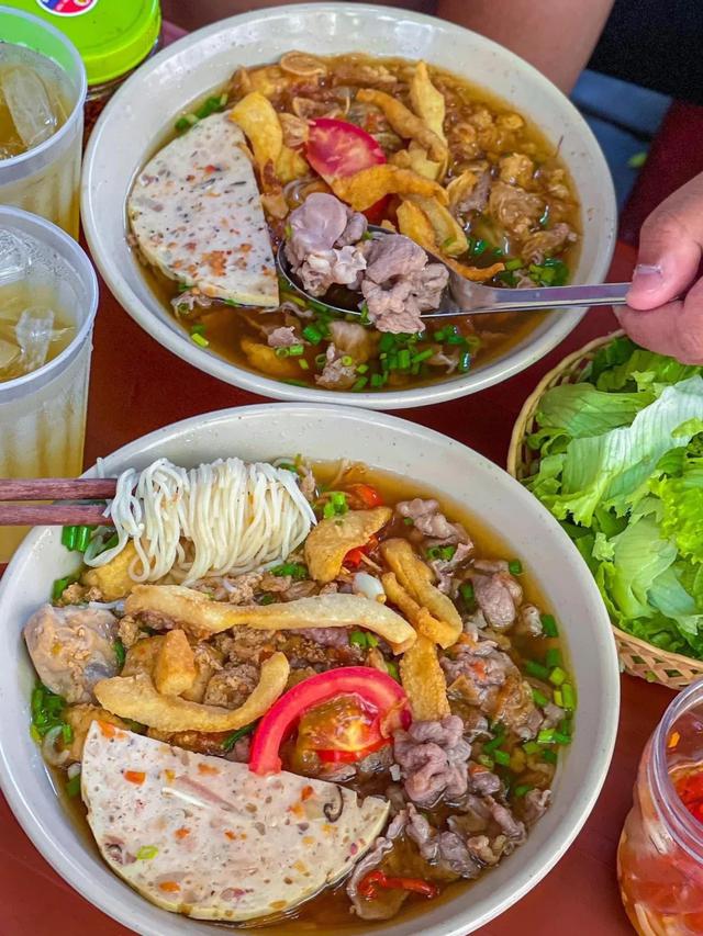 Khách Trung Quốc đi Hà Nội 24 giờ, ăn 5 món rồi phải thốt lên: Có món ban đầu hơi “ngại” nhưng càng ăn càng cuốn - Ảnh 1. Khách Trung Quốc đi Hà Nội 24 giờ, ăn 5 món rồi phải thốt lên: Có món ban đầu hơi “ngại” nhưng càng ăn càng cuốn - Ảnh 1.