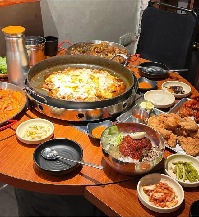 Khách Trung Quốc đi Hà Nội 24 giờ, ăn 5 món rồi phải thốt lên: Có món ban đầu hơi “ngại” nhưng càng ăn càng cuốn - Ảnh 4. Khách Trung Quốc đi Hà Nội 24 giờ, ăn 5 món rồi phải thốt lên: Có món ban đầu hơi “ngại” nhưng càng ăn càng cuốn - Ảnh 4.