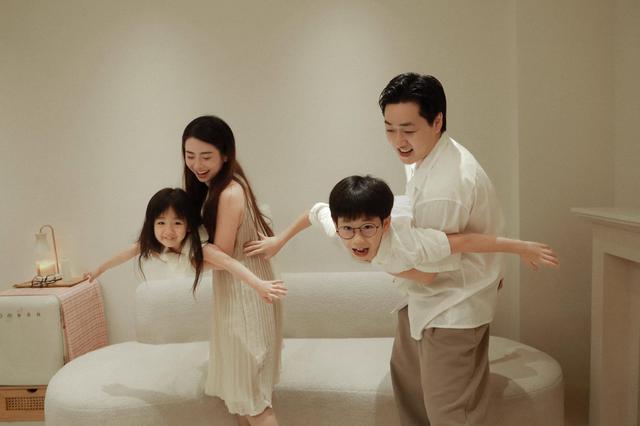 Ông bố 2 con Ba Duy bất ngờ đăng ảnh bế em bé, nói đúng 5 chữ khiến mẹ Nam Thương “đứng ngồi không yên” - Ảnh 4.