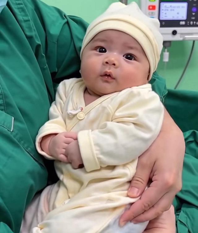 V&igrave; sao người xưa kh&ocirc;ng th&iacute;ch người lạ bế em b&eacute; mới sinh? - Ảnh 2.