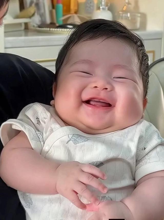 V&igrave; sao người xưa kh&ocirc;ng th&iacute;ch người lạ bế em b&eacute; mới sinh? - Ảnh 1.
