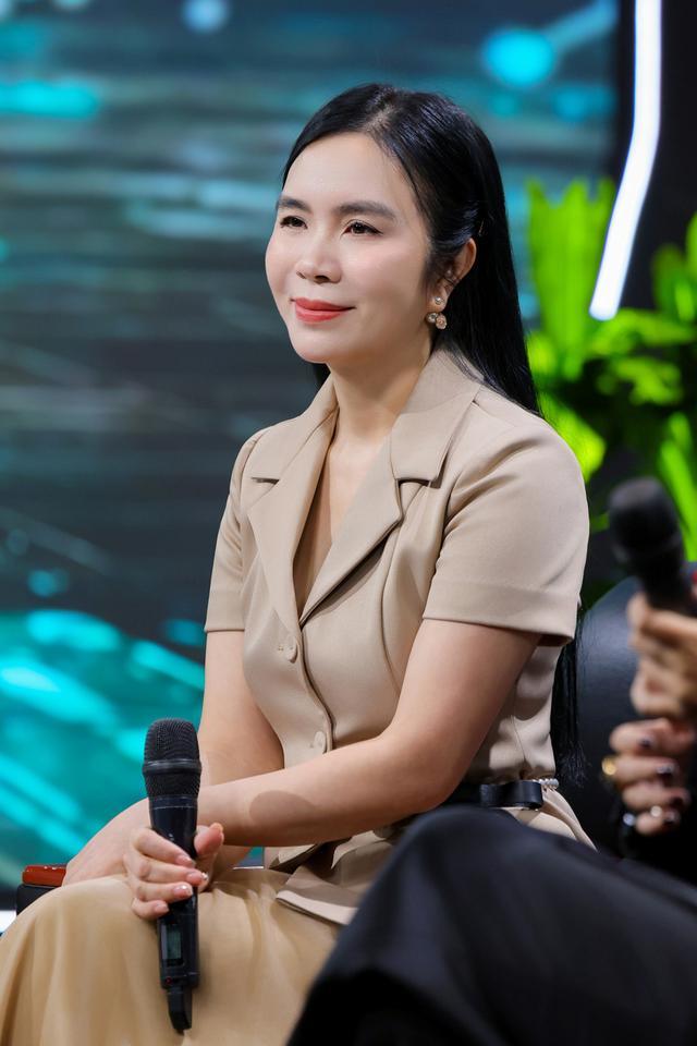 Nh&agrave; thiết kế bỏ nghề đi chạy xe &ocirc;m c&ocirc;ng nghệ được mời trở lại l&agrave;m thời trang ngay tr&ecirc;n s&oacute;ng trực tiếp - Ảnh 7.