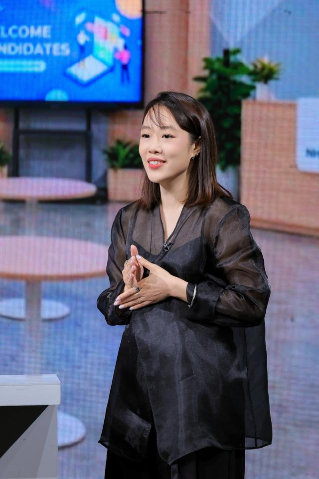 Nh&agrave; thiết kế bỏ nghề đi chạy xe &ocirc;m c&ocirc;ng nghệ được mời trở lại l&agrave;m thời trang ngay tr&ecirc;n s&oacute;ng trực tiếp - Ảnh 2.