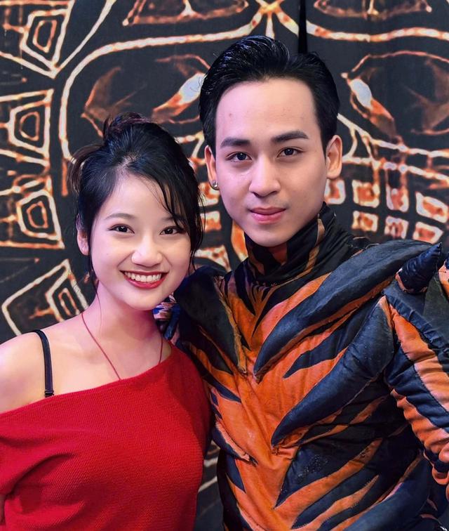 Tiểu thuyết chắc cũng chỉ viết nam chính thế này: Anh tài Phùng Minh Cương ngồi tháo từng chiếc tem, khâu lại quần áo cho vợ đỡ sợ - Ảnh 2.
