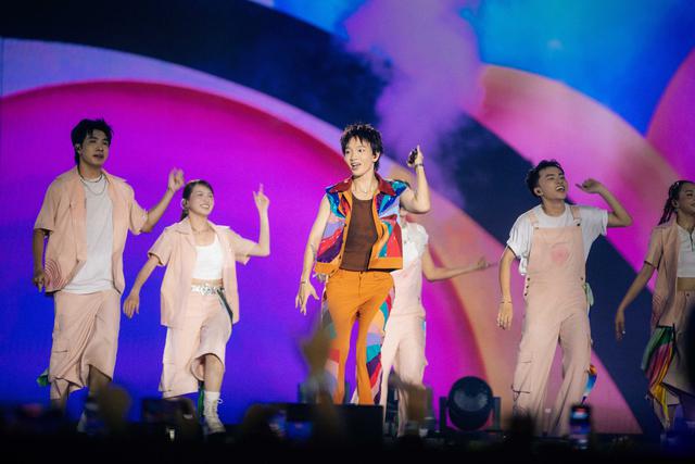 Hậu trường Xoay Tr&ograve;n concert Day 3 của Ho&agrave;ng Dũng: Hơn 11 . 000 Kh&aacute;n giả v&agrave; những cảm x&uacute;c Đặc biệt - Ảnh 14.