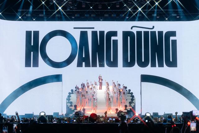 Hậu trường Xoay Tr&ograve;n concert Day 3 của Ho&agrave;ng Dũng: Hơn 11 . 000 Kh&aacute;n giả v&agrave; những cảm x&uacute;c Đặc biệt - Ảnh 1.