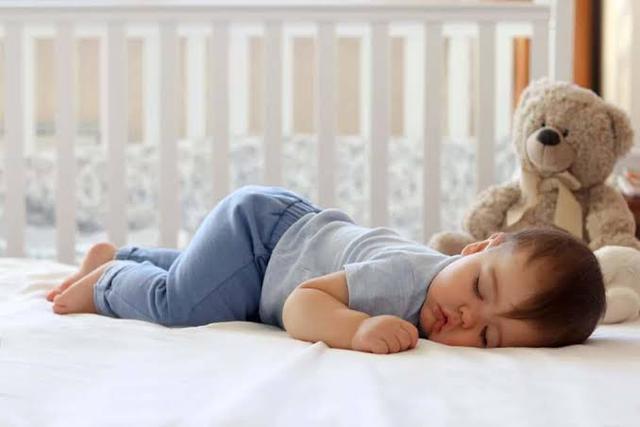 Trẻ hay giật mình khi ngủ có phải do 