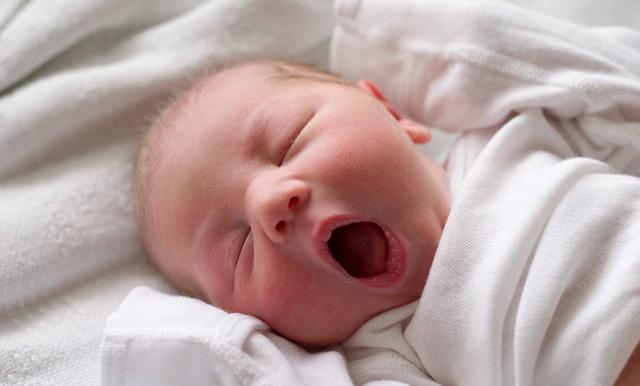 Trẻ hay giật mình khi ngủ có phải do 