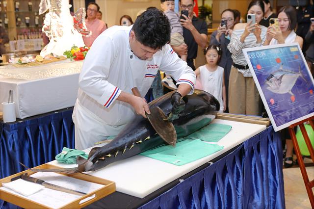 Hành trình 12 tiếng của cá ngừ vây xanh 60kg mở màn lễ hội ẩm thực Nhật Bản tại Hà Nội - Ảnh 2.