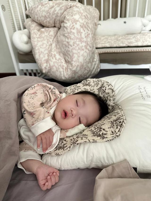 Vì sao dân gian thường đặt dao, kéo hoặc cành dâu cạnh giường trẻ? - Ảnh 4.