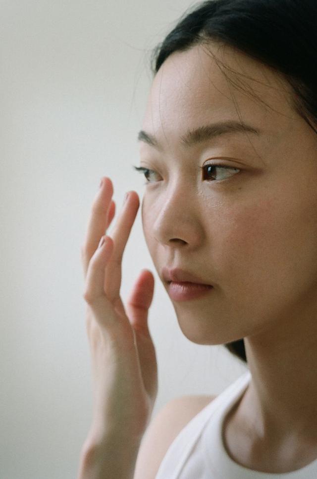 Da cứ giao m&ugrave;a l&agrave; kh&ocirc; bong tr&oacute;c, đỏ r&aacute;t: 4 ti&ecirc;u ch&iacute; chọn serum phục hồi kh&ocirc;ng n&ecirc;n bỏ qua - Ảnh 2.