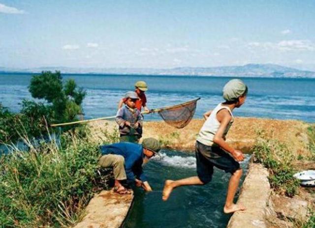 Nhìn lại tuổi thơ của thế hệ 8x, 9x mới hiểu vì sao trẻ em ngày nay dễ gặp vấn đề tâm lý - Ảnh 1.