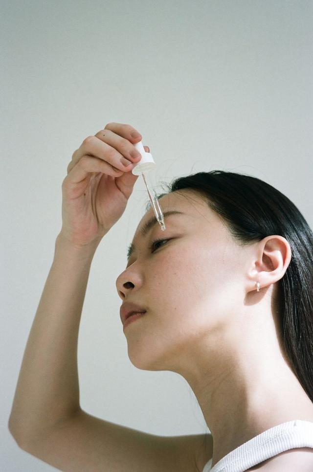 Da cứ giao m&ugrave;a l&agrave; kh&ocirc; bong tr&oacute;c, đỏ r&aacute;t: 4 ti&ecirc;u ch&iacute; chọn serum phục hồi kh&ocirc;ng n&ecirc;n bỏ qua - Ảnh 3.