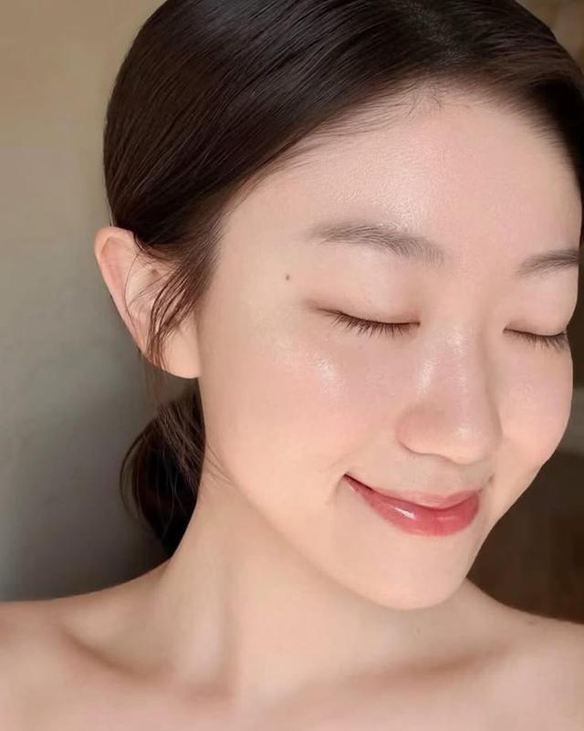 Da cứ giao m&ugrave;a l&agrave; kh&ocirc; bong tr&oacute;c, đỏ r&aacute;t: 4 ti&ecirc;u ch&iacute; chọn serum phục hồi kh&ocirc;ng n&ecirc;n bỏ qua - Ảnh 1.