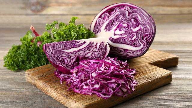 Bắp cải tím được người lớn tuổi “săn lùng”, nhưng sự thật không phải ai ăn cũng tốt - Ảnh 1.