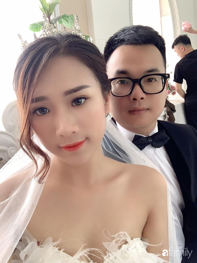 Yêu nhau 1 tuần, cô gái đồng ý lấy chồng hơn 14 tuổi: Tâm sự sau 3 ngày miệt mài rửa bát cho quán nhậu của chồng, bố mẹ ruột chỉ lo con gái bắt nạt chú rể! Ảnh 2. Yêu nhau 1 tuần, cô gái đồng ý lấy chồng hơn 14 tuổi: Tâm sự sau 3 ngày miệt mài rửa bát cho quán nhậu của chồng, bố mẹ ruột chỉ lo con gái bắt nạt chú rể! Ảnh 2.