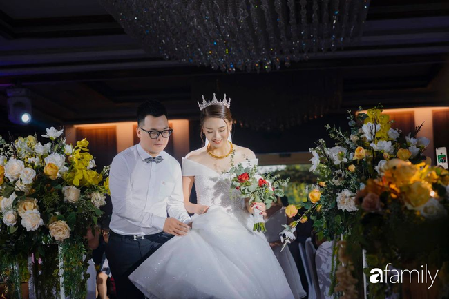 Yêu nhau 1 tuần, cô gái đồng ý lấy chồng hơn 14 tuổi: Tâm sự sau 3 ngày miệt mài rửa bát cho quán nhậu của chồng, bố mẹ ruột chỉ lo con gái bắt nạt chú rể! Ảnh 6. Yêu nhau 1 tuần, cô gái đồng ý lấy chồng hơn 14 tuổi: Tâm sự sau 3 ngày miệt mài rửa bát cho quán nhậu của chồng, bố mẹ ruột chỉ lo con gái bắt nạt chú rể! Ảnh 6.