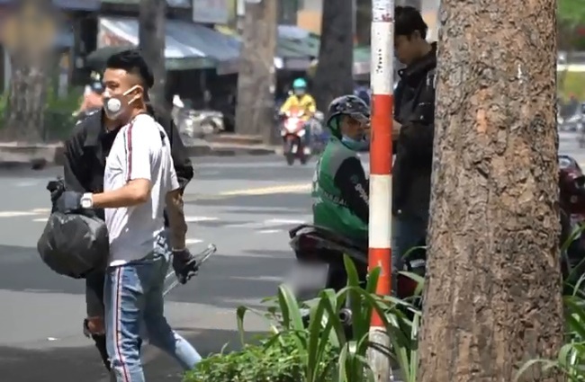 Lái siêu xe đi nhặt ve chai, Minh Nhựa đặc biệt gây chú ý trên phố đi bộ,  hóa ra vì lý do cảm động này  - Ảnh 3.