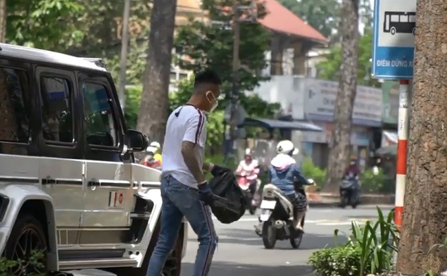 Lái siêu xe đi nhặt ve chai, Minh Nhựa đặc biệt gây chú ý trên phố đi bộ,  hóa ra vì lý do cảm động này  - Ảnh 1.