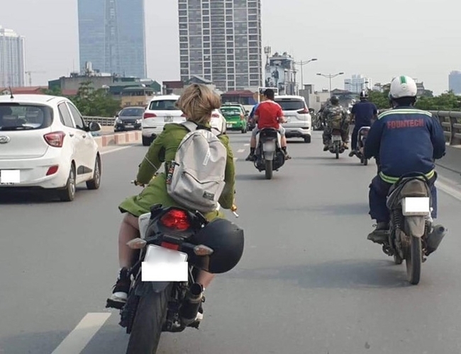 Chàng trai chạy 100km theo cô gái xinh đẹp đi xe phân khối lớn, nhưng khi thấy cô cởi mũ bảo hiểm liền suýt ngất vì &quot;chân tướng&quot; thật sự - Ảnh 4.