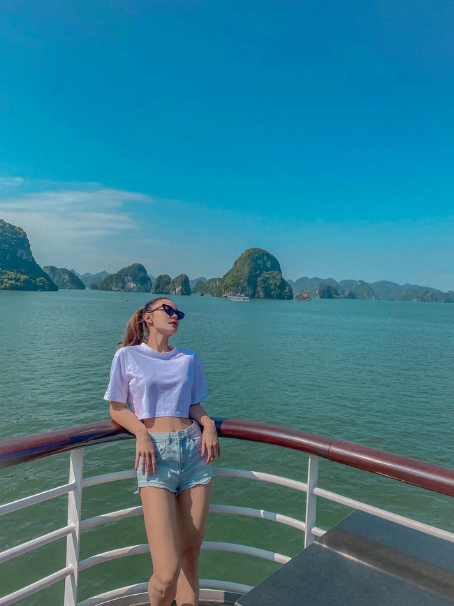 Minh Hằng khoe eo thon giữa không gian thiên nhiên thơ mộng. Minh Hằng khoe eo thon giữa không gian thiên nhiên thơ mộng.