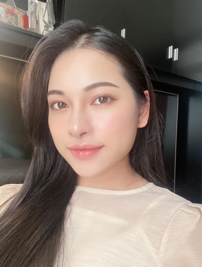 "Bà bầu" Sara Lưu bày tỏ: "Ngủ dậy mặt sưng húp môi hơi tều nhìn buồn cười dã man". "Bà bầu" Sara Lưu bày tỏ: "Ngủ dậy mặt sưng húp môi hơi tều nhìn buồn cười dã man".