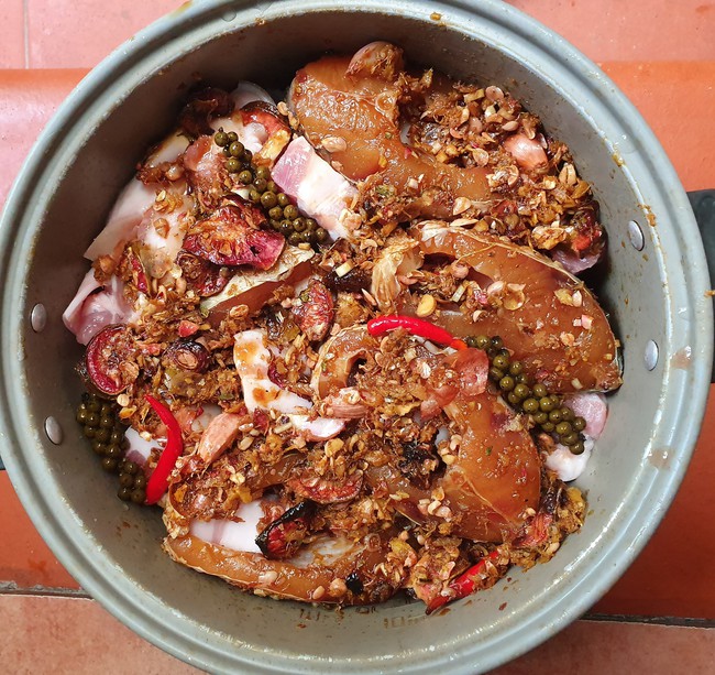 Kho cá bằng nồi cơm điện - Ảnh 1.