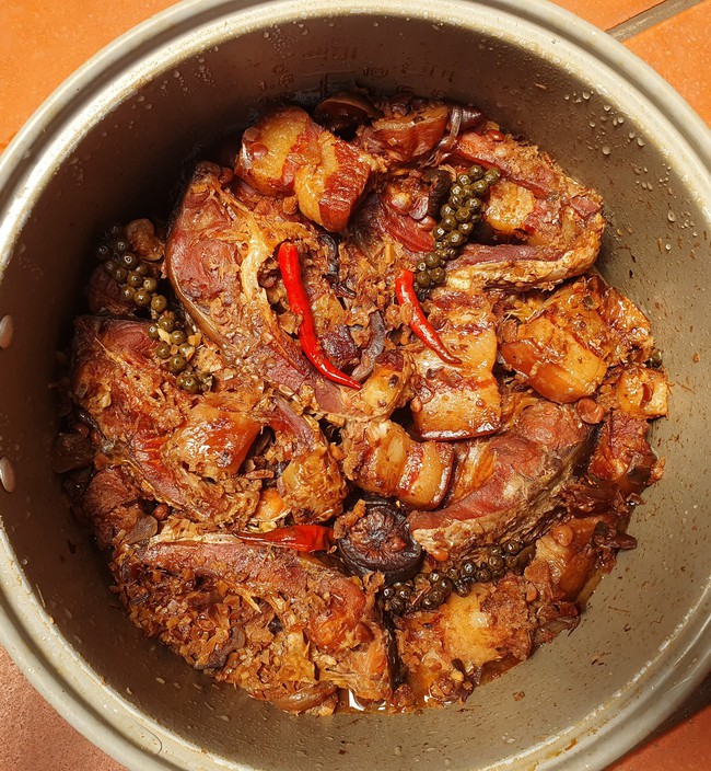 Kho cá bằng nồi cơm điện - Ảnh 4.