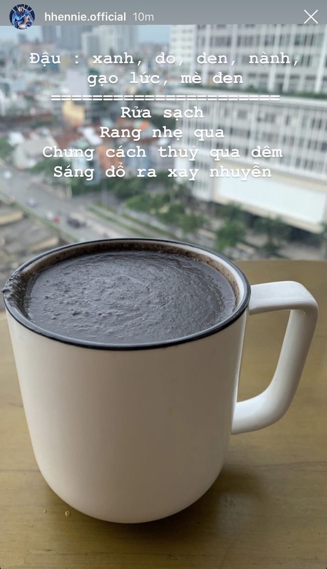 Học lỏm cách làm sinh tố, nước thanh lọc cơ thể của các chị đẹp trong showbiz Việt: Minh Tú sở hữu làn da căng mướt chỉ sau 3 ngày, Thanh Hằng và H'Hen Niê đều dùng chung loại nguyên liệu này - Ảnh 2.