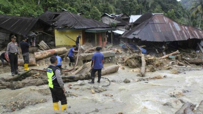 Lũ quét nhấn chìm hơn 900 ngôi nhà ở Indonesia - Ảnh 1. Lũ quét nhấn chìm hơn 900 ngôi nhà ở Indonesia - Ảnh 1.